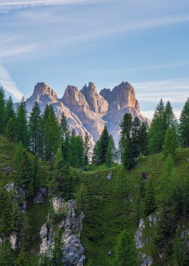 Güzel dağ manzarası. Güneşli bir yaz gününde mavi gökyüzünün altında Dolomitlerin Rocky tepeleri. Bulutlar Alp kayalarında oturur. Dolomitler, turistler ve dağcılar için bir cennet. İtalya
