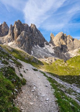 Dolomitlerin güzel manzarası. Görkemli kaya zirveleri. Dolomitler, İtalya, Avrupa. Seyahat izni