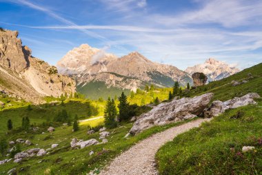 Dolomitlerin görkemli dağları. Zümrüt yeşili. Turist gezisi. İnanılmaz doğal manzara arka planı. Macera ve yürüyüş için popüler bir turizm beldesi