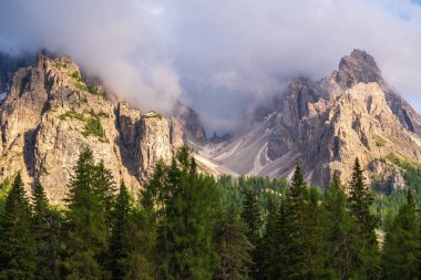 Bulutlarda kocaman dağlar. Güzel dağ manzarası. Dolomitlerin Rocky tepeleri. Dolomitler turistler ve dağcılar için favori yerlerdir. İtalya. Güney Tyrol