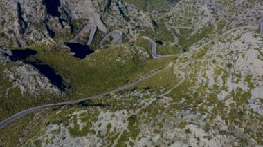 Sa Calobra 'daki dolambaçlı yolun havadan görüntüsü. İspanya 'nın Balearic Adaları, Mallorca' nın batı kıyısındaki dağlarda bulunan meşhur virajlı yol. 