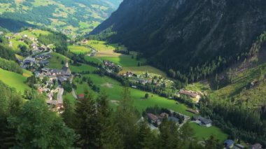 Avusturya Alpleri 'ndeki Hohe Tauern ve Grossglockner Ulusal Parkı' ndaki güzel Heiligenblut köyünün havadan görünüşü.