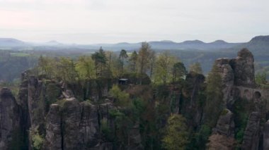 Resimli kaya oluşumları manzarası. Ünlü Bastei Köprüsü 'nde çok turist yok. Sakson İsviçre Ulusal Parkı, Almanya. 4K ile çekilmiştir. 