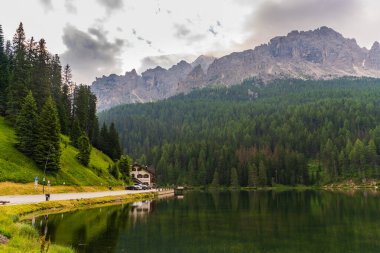 Misurina Gölü, Dolomitler, İtalya. 07 numara. 06.24. Misurina Gölü manzaralı, rahat bir otel. Tre 'deki yüksek uçurumlar Di Lavaredo Ulusal Parkı, Auronzo, Dolomitler, Güney Tyrol, İtalya