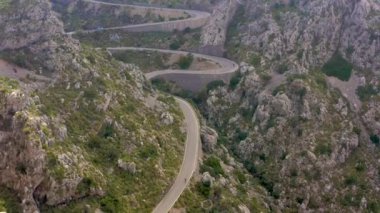 Meşhur virajlı yolun hava manzarası, Sa Calobra. Hareket halindeki arabalar, bisikletçiler. Favori turizm merkezi, Mallorca, İspanya.