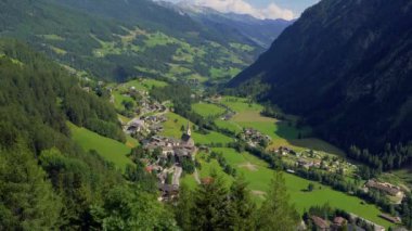 Resmedilmeye değer bir manzara. Vadideki rahat bir köy. Yeşil çayırlar, büyük kayalar. Hohe Tauern 'deki Heiligenblut ve Avusturya Alplerindeki Grossglockner Ulusal Parkı