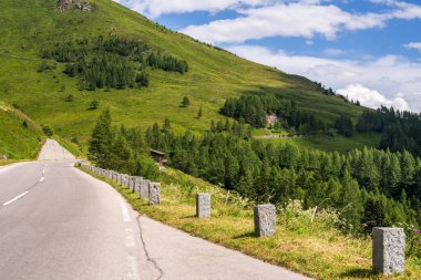 Dağlardaki yüksek dağlık yolda. Grossglockner Geçidi Avusturya 'da. Avusturya 'daki Hohe Tauern Ulusal Parkı' ndaki Grossglockner Yüksek Alp Yolu. 