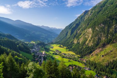 Güzel köy Heiligenblut, Avusturya. Panoramik hava manzarası. Grossglockner dağ manzarası, yüksek karlı zirveleri var. Hohe Tauern