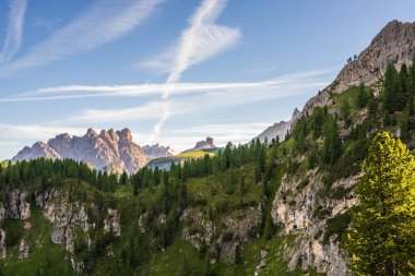 Dolomite Alpleri 'nin pitoresk manzarasında mavi gökyüzünde güzel bulutlar, Güney Tyrol, İtalya