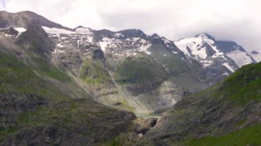 Avusturya 'nın en yüksek dağ zirvesi, 3,798 metrelik, yüksek Grossglockner, erimemiş karla kaplı. Hohe Tauern Ulusal Parkı