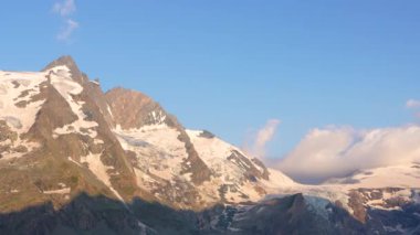   Kar kaplı Grossglockner dağları, mavi gökyüzü, açık güneşli bir gün. Avusturya.