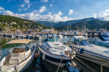 Port de Soller. Mallorca Adası, İspanya, 02.10.2023. Bir sürü yatı ve gemisi olan liman. Mallorca. Ünlü turizm beldesi.