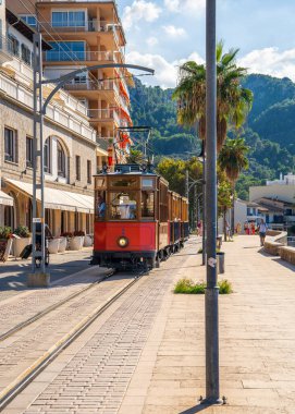 Port de Soller. Mallorca. İspanya. 2.10.2023. Palma Mayorka yakınlarındaki Port de Soller 'de popüler bir tramvay. Favori turist eğlencesi