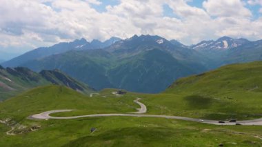  Virajlı yüksek dağ yolundan Grossglockner 'ın yüksek açılı görüntüsü. Ünlü bir yer, arabalar için favori yol, bisikletçiler, motosikletçiler. Avusturya