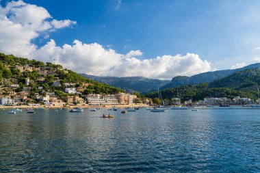 Port de Soller. Mallorca Adası, İspanya, 02.10.2023. Güzel sahil kıyısı denizin masmavi sularıyla buluşur. Tramuntana Dağları. 