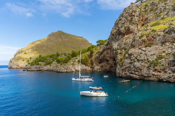 Sa Calobra. Mallorca, İspanya, 03.10.2023. Resimli deniz manzarası. Mavi denizli koy, Mallorca dağları arasında beyaz yatlar Sa Calobra sahilleri, Mallorca, İspanya, Balearic Adası 