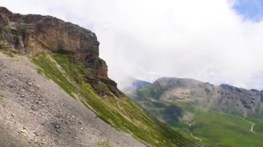 Bulutlar güzel yüksek dağ yolunda hızlı koşar. Güzel dağ manzarası zümrüt yeşili bitkilerle kaplıdır. Popüler turizm merkezi. Grossglockner yüksek alp yolu. Avusturya 