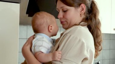 Evde yeni doğmuş bebeği olan genç bir anne. Mutlu bebek. Yeni doğan oğlunun annelik bakımı. - Bebeğim. Anne bir bebeği kucaklıyor. 