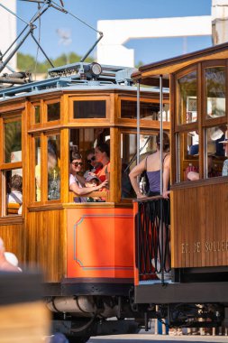 Port de Soller. Mallorca. İspanya. 4.10.2023. Ünlü turuncu tramvay Soller 'dan Port de Soller' a gidiyor. Güneşli bir gün, bir sürü turist 