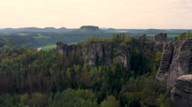 Ünlü taş köprü. Saxon İsviçre 'den Bastei Köprüsü, Dresden yakınlarında. Almanya