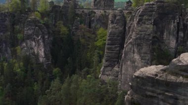 Birçok turist ünlü Bastai Köprüsü 'nde, kaya oluşumlarının arasında yer alıyor. Çok popüler bir turistik yer. Sakson İsviçre, Almanya