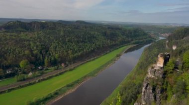 Elbe nehrine bakan uçurumdan güzel bir manzara. Küçük köy evleri. Yeşil çayırlar. Sakson İsviçre, Almanya