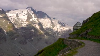 Glassy Wilhelm Swarovski Gözlemevi 'nin manzarası ve Avusturya' nın görkemli incileri. Grossglockner Dağı