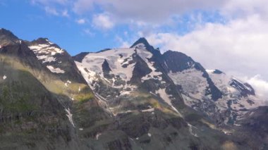 Grossglockner ile güzel Hohe Tauern Ulusal Parkı, Avusturya 'nın en yüksek dağ zirvesi, mavi gökyüzünün altında karlı zirveler..