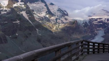 Göz kamaştırıcı Grossglockner dağ zirvesinden Avusturya ve Pasterze Buzulu 'na bakın. 