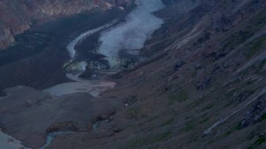 Sabahın erken saatlerinde Pastersee buzulunun göz kamaştırıcı manzarası. Groglockner Hochalpenstrasse. Avusturya  