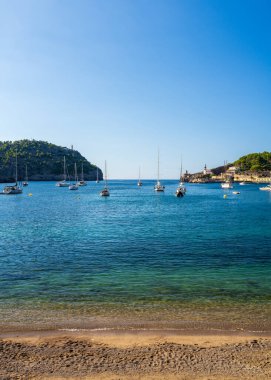  Gemiler ve yatlar için rahat ve sessiz bir liman. Port de Soller limanında birçok yat var. Temiz suyu olan güzel bir sahil şeridi. Rocky sahil şeridi. Deniz feneri. Mallorca, 
