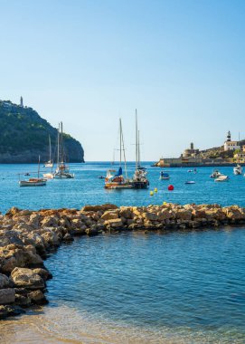  Port de Soller 'deki güzel marinada güneşli bir gün. Etrafı Tramontana Dağları, Mallorca, Balear Adaları, İspanya.