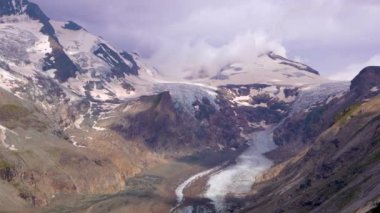 Sabahın erken saatlerinde, güneş ışınları Grossglockner dağının karlı tepelerine düşüyor. Pastertse buzulu. Carinthia, Avusturya