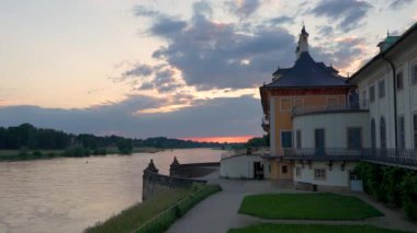 Elbe Nehri 'nde güzel bir gün batımı. Pillnitz 'in Barok Sarayı. Dresden, Saksonya, Almanya