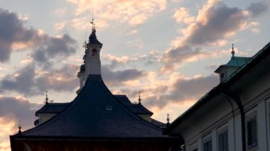  Günbatımı bulutları Pillnitz Kalesi 'nin barok çatısından yavaşça geçiyor. Dresden. Saksonya. Almanya