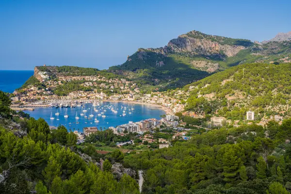 Port de Soller 'ın güzel limanı. Tramuntana dağlarının birleştiği muhteşem bir yer. Mallorcas 'ın batı kıyısının sakin turkuaz suları.