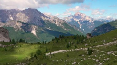 Güneşli bir günde Majestic Dolomite Alp Dağları. İtalya 
