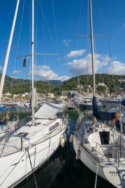 İspanya, Mallorca, Port de Soller. 10.02.2023. Port de Soller Mallorca 'nın güzel limanı, İspanya, beyaz yatları, güneşli yaz günlerinde tekneleri
