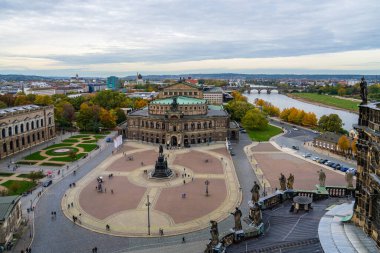 Dresden, Almanya 10.30.2024: Dresden Opera Binası, Semperoper. Saxon Devlet Operası, konser salonu. Üst görünüm