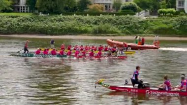 Dresden, Saksonya, Alman 0.09.08.2024 Muhteşem ejderha tekne yarışları. Dresden 'deki 31. Ejder Gemisi Festivali. Dresden Ejderha Tekne Festivali. Katılımcıların ısınması. Tüm aile için festival
