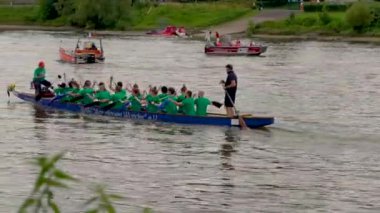 Dresden, Saksonya, Alman 0.09.08.2024 Muhteşem ejderha tekne yarışları. Dresden 'deki 31. Ejder Gemisi Festivali. Dresden Ejderha Tekne Festivali. Katılımcıların ısınması. Tüm aile için festival
