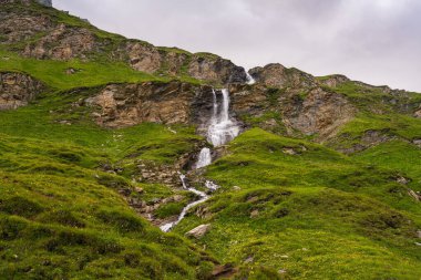 Avusturya Alpleri 'ndeki Grossglockner dağ yolunda güzel bir şelale. Şu meşhur yol. Bisikletçilerin, arabaların, motosikletlerin en sevdiği yer. Grossglockner yüksek irtifa