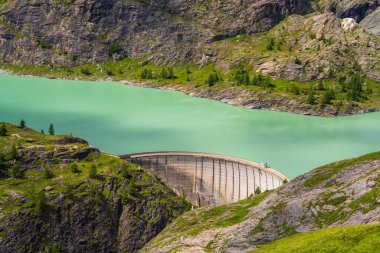 Avusturya Grossglockner 'ın en yüksek dağı ve Avusturya Hohe Tauern Ulusal Parkı' nın Pastertse buzulunun yanındaki güzel turkuaz buzul gölü.