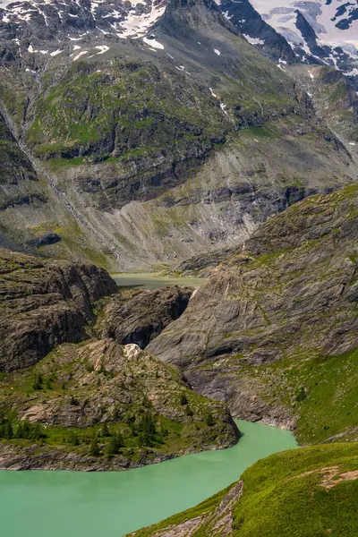 Avusturya Grossglockner 'ın en yüksek dağı ve Avusturya Hohe Tauern Ulusal Parkı' nın Pastertse buzulunun yanındaki güzel turkuaz buzul gölü.