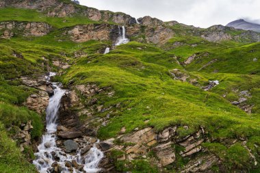 Yeşil tepelerin manzarası, çağlayan şelaleler. Güzellik dünyası. Grossglockner yüksek alp yolu. Avusturya