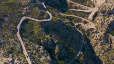 Ünlü bisiklet pistinin insansız hava aracı görüntüleri. Sa Calobra dağlarında kıvrımlı, dolambaçlı bir yol. Mallorca 'nın güzel doğası.