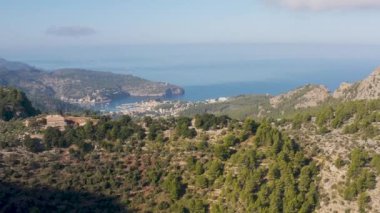 Mallorca 'daki Port de Soller tatil köyünün güzel hava manzarası. Mayorka, İspanya. Yaz. 