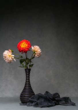 Koyu renkli vazodaki açık ve koyu gerilimler. Hayat, kartpostal, selamlaşma. Bir buket sonbahar çiçeği..