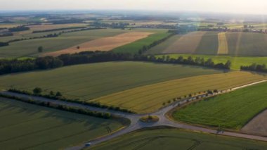Hareket eden araçlarla dairesel yol manzarası. Yeşil alanlar, tarım arazileri. Almanya 'da manzara. Hava fotoğrafçılığı manzarası. İnsansız hava aracı görüntüleri