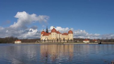 Moritzburg Kalesi. Sarayın etrafı suyla çevrili, büyük göletin ortasındaki bir adada. Görkemli Barok Sarayı. Almanya 'nın mimarisi